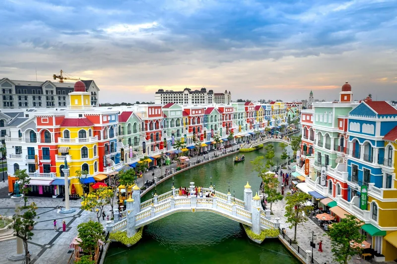 Những ngôi nhà kiểu châu Âu đầy màu sắc bên kênh nước và cây cầu vòm tại Grand World, Phú Quốc.
