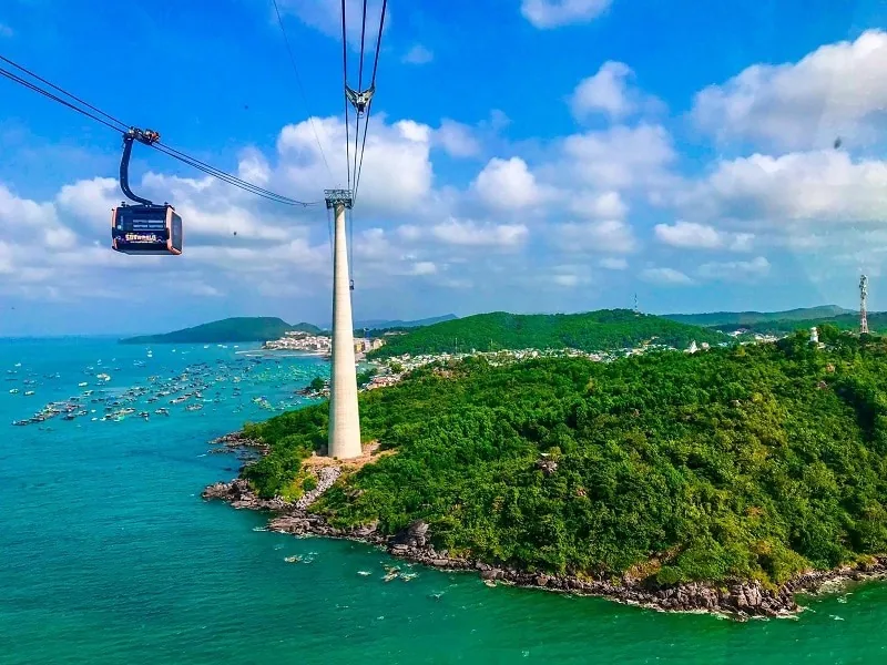 Cabin cáp treo lướt qua vùng biển xanh ngọc hướng tới bán đảo xanh tươi ở Phú Quốc.