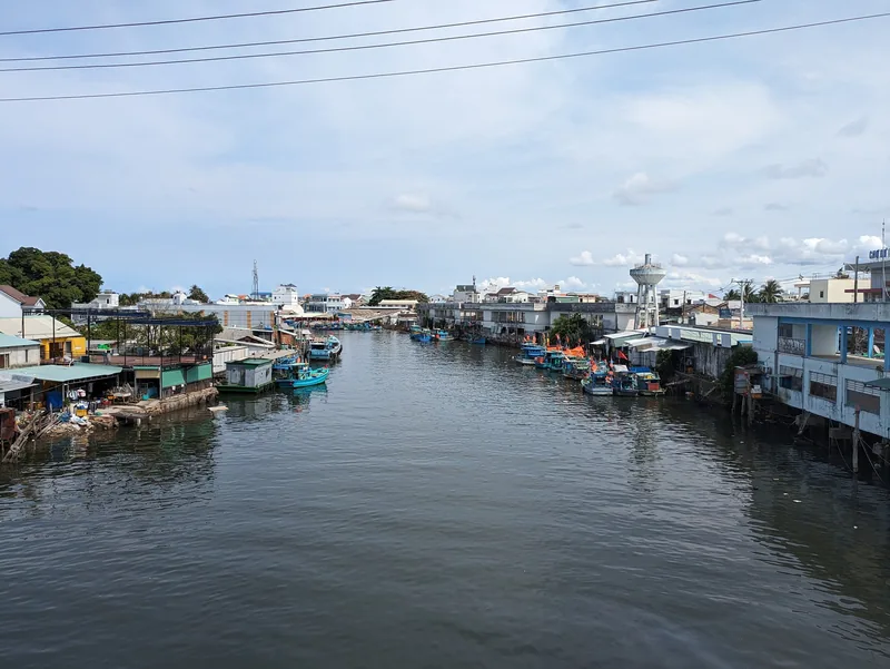 Thuyền đánh cá neo đậu dọc kênh sông Dương Đông giữa những ngôi nhà ven nước ở Phú Quốc.