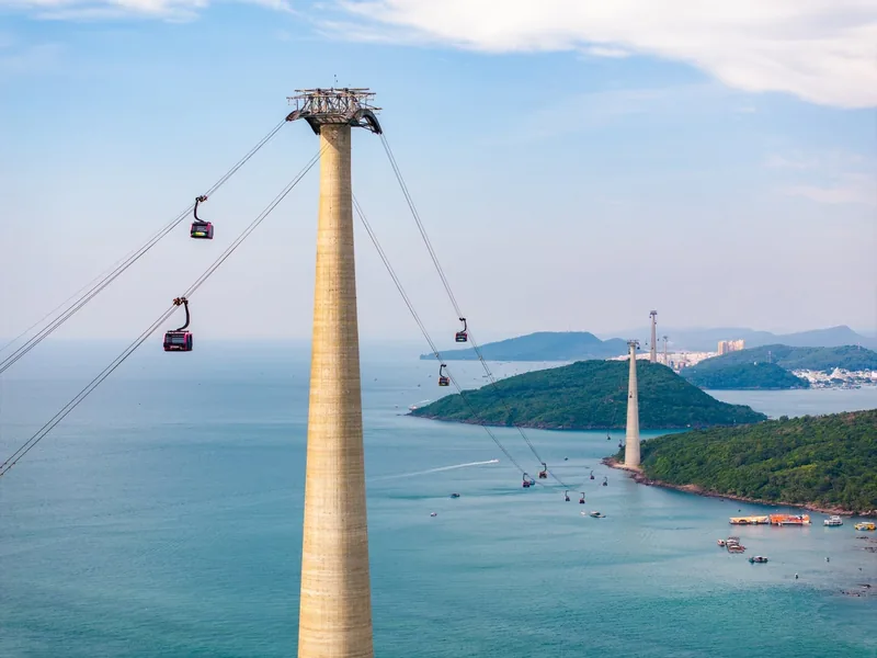 Những cabin cáp treo vượt biển qua các trụ cao trên tuyến cáp treo Hòn Thơm ở Phú Quốc.