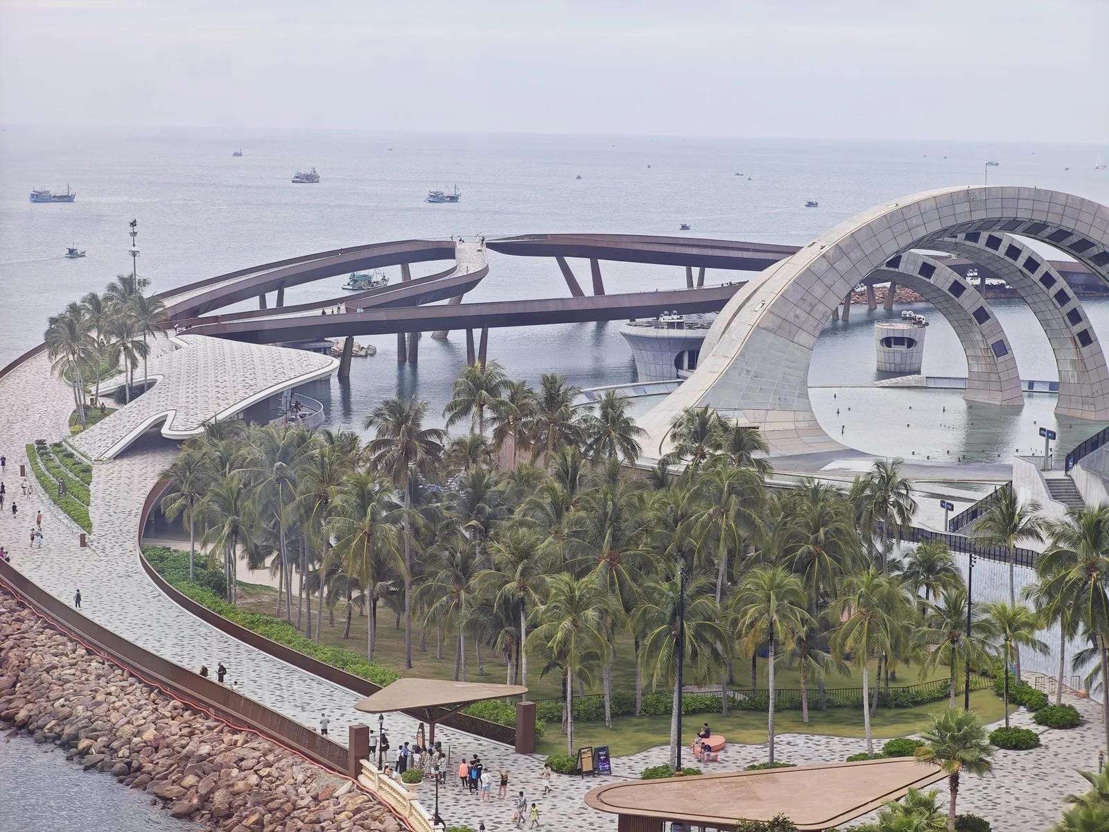Toàn cảnh trên cao lối đi ven biển uốn cong hiện đại cùng hàng dừa trên đảo Phú Quốc.